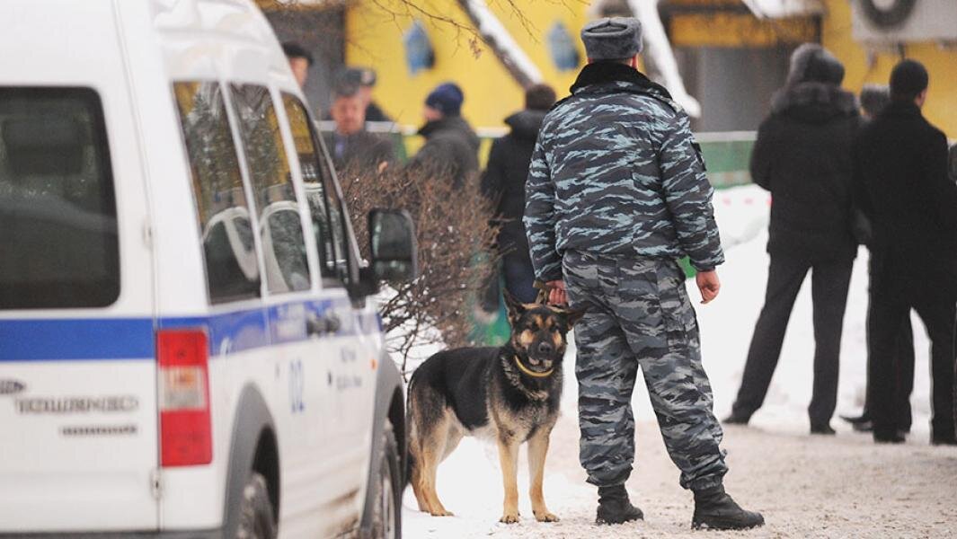 Сотрудники правоохранительных органов у ресторана на Поварской улице, где было совершено покушение на криминального авторитета Аслана Усояна. Фото: ТАСС/Сергей Карпов