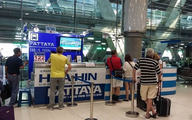 
Начнем с самого простого и недорого способа — автобус. Бангкок — это столица Таиланда и соответственно, транспортная инфраструктура тут развита довольно неплохо. Как добраться из аэропорта Бангкока в Паттайю на автобусе и сколько это будет стоить?