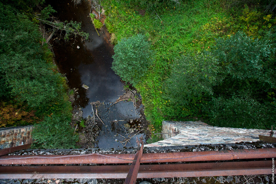 Вид с моста на реку Ярынья. Осенью река не так полноводна.