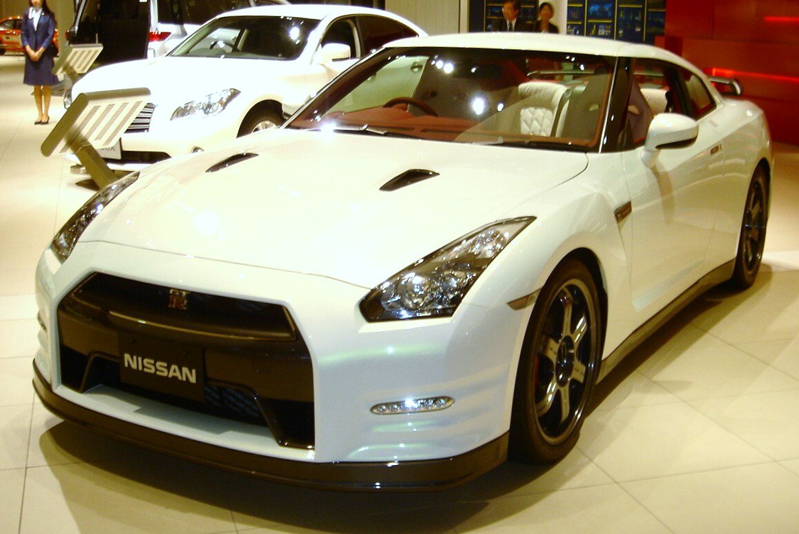 Золотой японский GTR r35