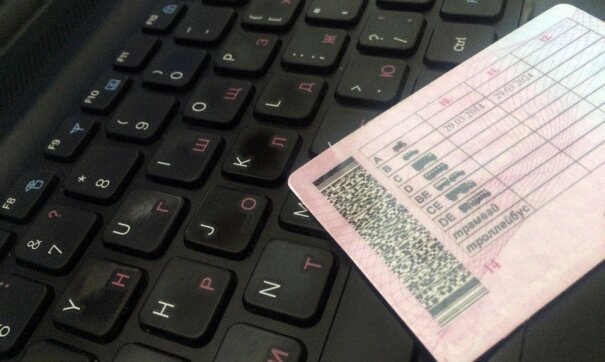 МОСКВА, 23 июля, ФедералПресс. Кроме того, приставы просят обязать работодателей сообщать о должниках. 
«Надо идти по пути ограничения личных неимущественных прав должников. Пока не погасишь [долг по алиментам], будь добр перемещаться пешком», – «Интерфакс» слова директора ФССП Дмитрия Аристова, сказанные им на круглом столе, посвященном теме долгов по алиментам.
Он отметил, что глава МВД Владимир Колокольцев одобрил законопроект о запрете должникам по алиментам сдавать экзамен по вождению и предложил распространить данную меру не только на тех, кто имеет долги по алиментам.
«Мы предлагаем рассмотреть возможность обязательного информирования работодателем нас о трудоустройстве на работу должника, в том числе должника по алиментам», – добавил Аристов.
По словам Аристова, приставы будут узнавать о трудоустройстве должника по запросу из Пенсионного фонда, который получит соответствующую информацию после первой зарплаты неплательщика.
«ФедералПресс» напоминает, что в конце июня стало известно о намерении ФСИН отправлять неплательщиков алиментов в специализированные исправительные центры для участия в исправительных работах.