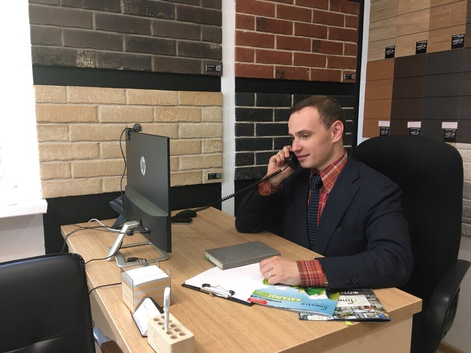 В апреле к нам в офис пришёл очень интересный, энергичный и деловой мужчина!  Задание нашего заказчика поступило следующее – сделать дом эффектным, интересным, чтобы «любо - дорого смотреть». Строительный сезон ещё не начался, но мы уже активно готовились ✍🏻 Вдохновлённые идеями и бурной фантазией выбрали материал!👇 