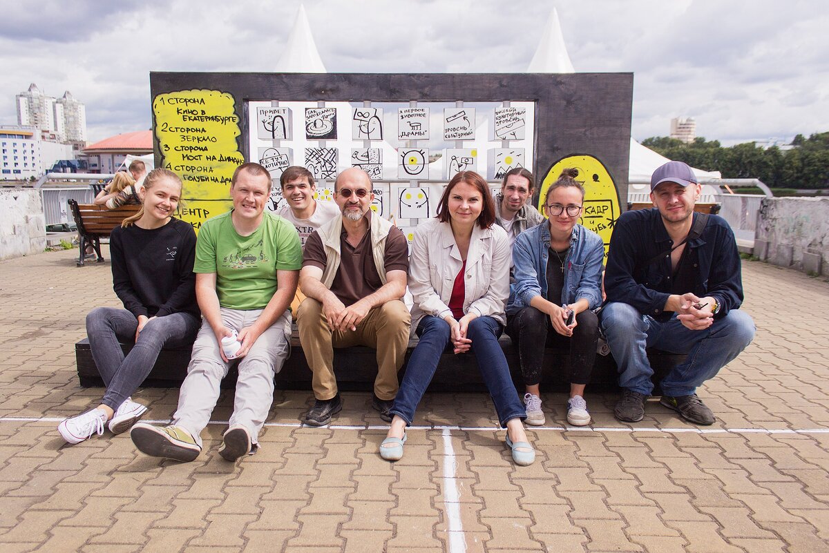 Урбанисты из ЦПУ возле своего детища - "25-го кадра" 
