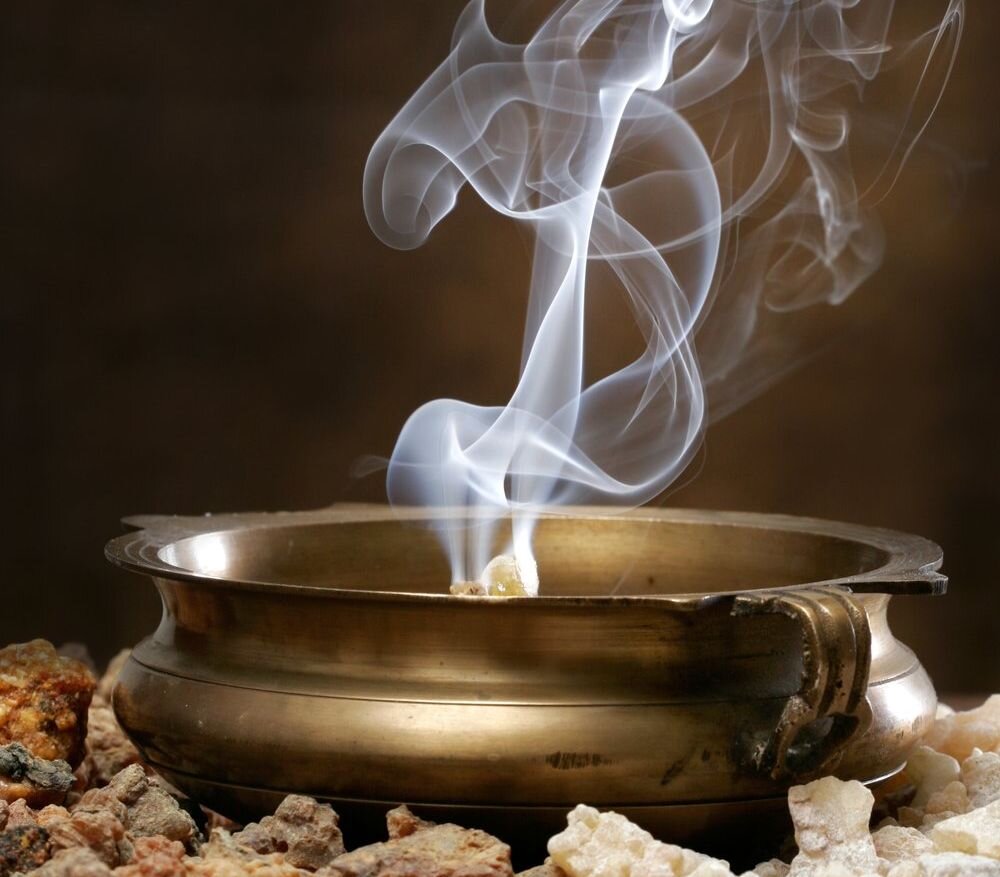 Ароматный дым. Домашняя магия. Фимиамы в магии. Молочный дым благовония. Фото курильницы благовония красиво.