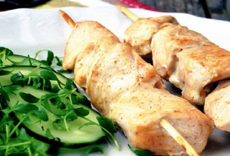 Сколько соли на шашлык из курицы. Шашлык из курицы на кефирном маринаде фото. куриные шашлычки на шпажках рецепт кефир.