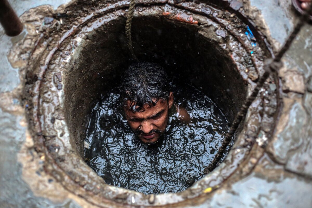 Чистильщик канализационных труб в Индии