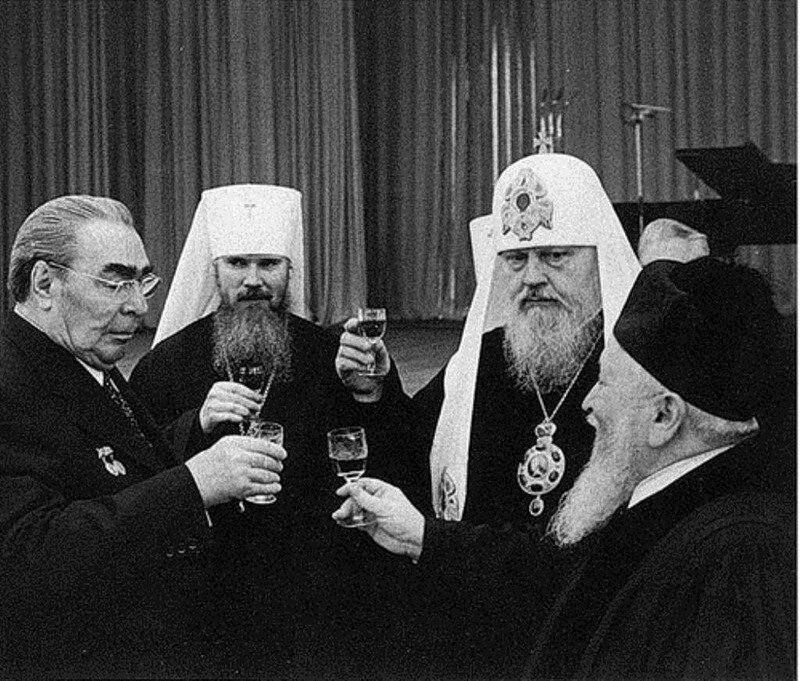 Патриарх Пимен (второй справа) и будущий патриарх Алексий (второй слева)