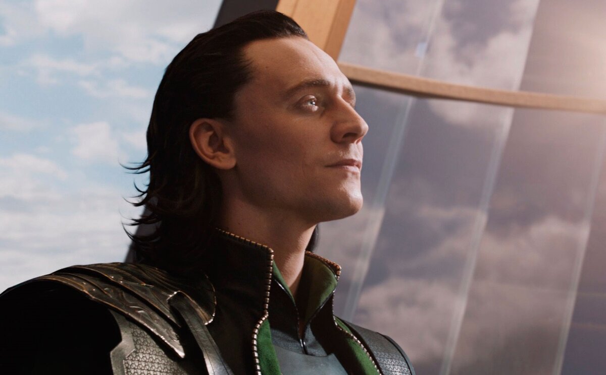 Киногерой Локи в исполнении Тома Хиддлстона (Tom Hiddleston)