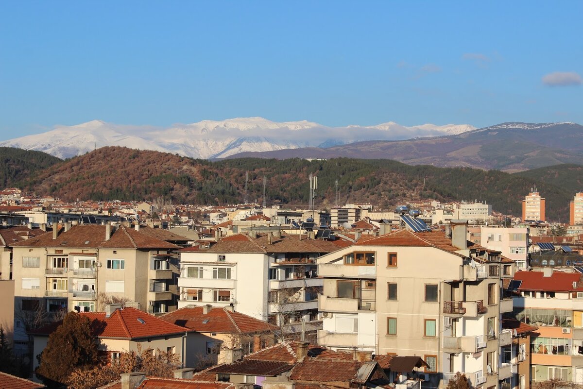 Благоевград, январь 2018 г. Температура воздуха днём - около 10 градусов тепла (фактически), ночью, конечно, бывает и минус.