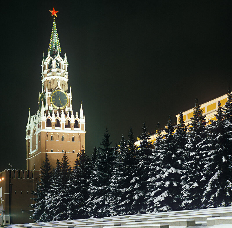 Рос сем. Новогодняя Спасская башня Московского Кремля. Спасская башня зимой Москва. Московский Кремль Спасская башня зима. Спасская башня Московского Кремля ночью.