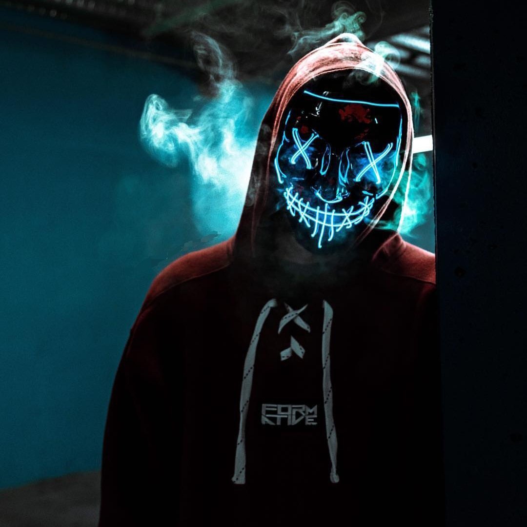 Черная пластиковая маска с неоновой подсветкой становится новым хитом на вечеринках. Три режима подсветки, питание от 2-х пальчиковых батареек и эта маска позволяет сделать необычные видео ролики и фото сессии.