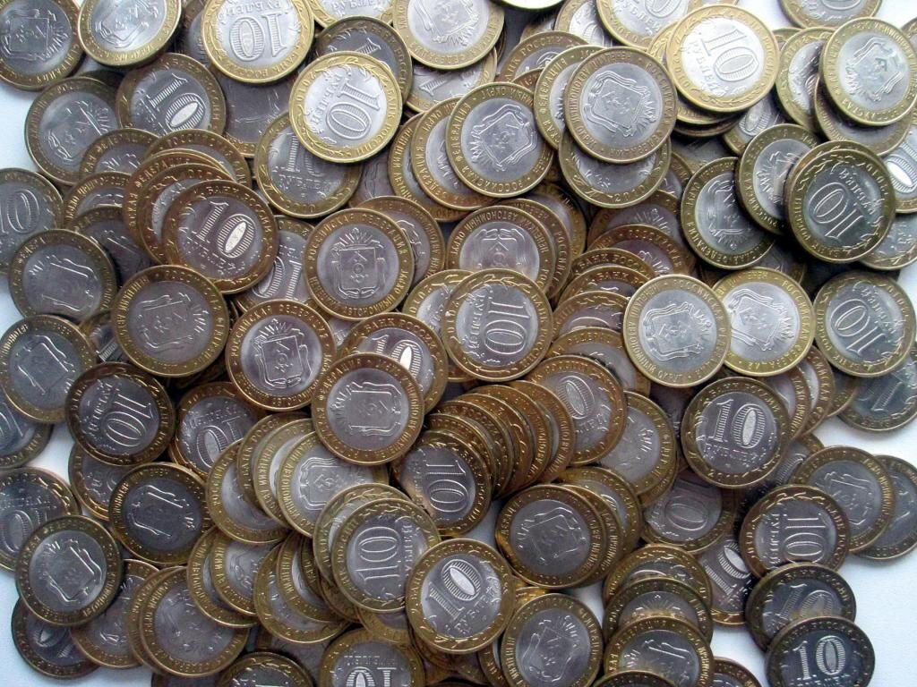 Продам рубли россии. Монеты Биметалл. Биметаллические 10 рублевые монеты. 10 Рублей Биметалл куча. Много биметаллических монет.