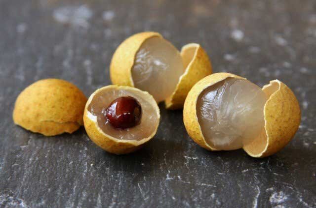 Небольшие  округлые плоды, растущие гроздьями, имеют прозрачную сочную мякоть,  вкус которой напоминает одновременно дыню и виноград. Кожура желтого,  красного или коричневого оттенка несъедобна, как и косточка. Лонган  является природным антиоксидантом, при регулярном потреблении помогает  победить усталость, нормализовать сон, улучшить зрение. Сезон драконьего  глаза длится с июня по август. Спелый фрукт определить по кожуре почти  невозможно – перед покупкой стоит пробовать. Если выбрать чуть  кисловатый лонган и хранить его в холодильнике, можно довезти  экзотический презент домой.