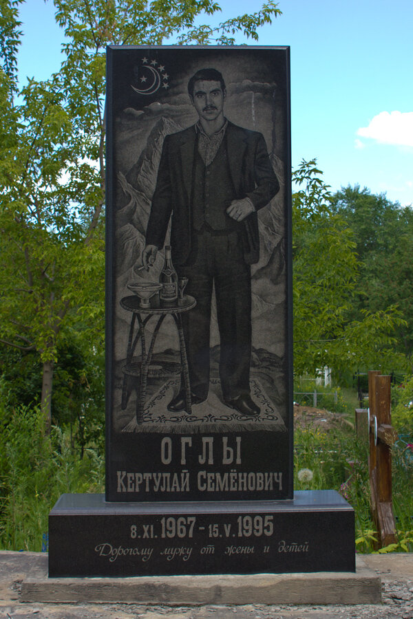 Аллея цыганской славы, пожалуй, одно из самых известных мест на Бадалыке. Даже более известное, чем официальная аллея славы в новой части кладбища. Говорят, что цыгане клана Оглы неофициально (а официально в советское время это сделать было нельзя) выкупили всю «улицу», ведущую от центрального входа, вскоре после открытия Бадалыка, поэтому на ней практически нет других могил (затесалась только одна грузинская семья ближе к концу). 
Я впервые увидел цыганские памятники зимой 1999 года, когда неподалеку хоронили моего деда. С тех пор их немного прибавилось, но сейчас, похоже, места закончились (да и сам Бадалык закрывают в этом году — некуда уже расширяться).