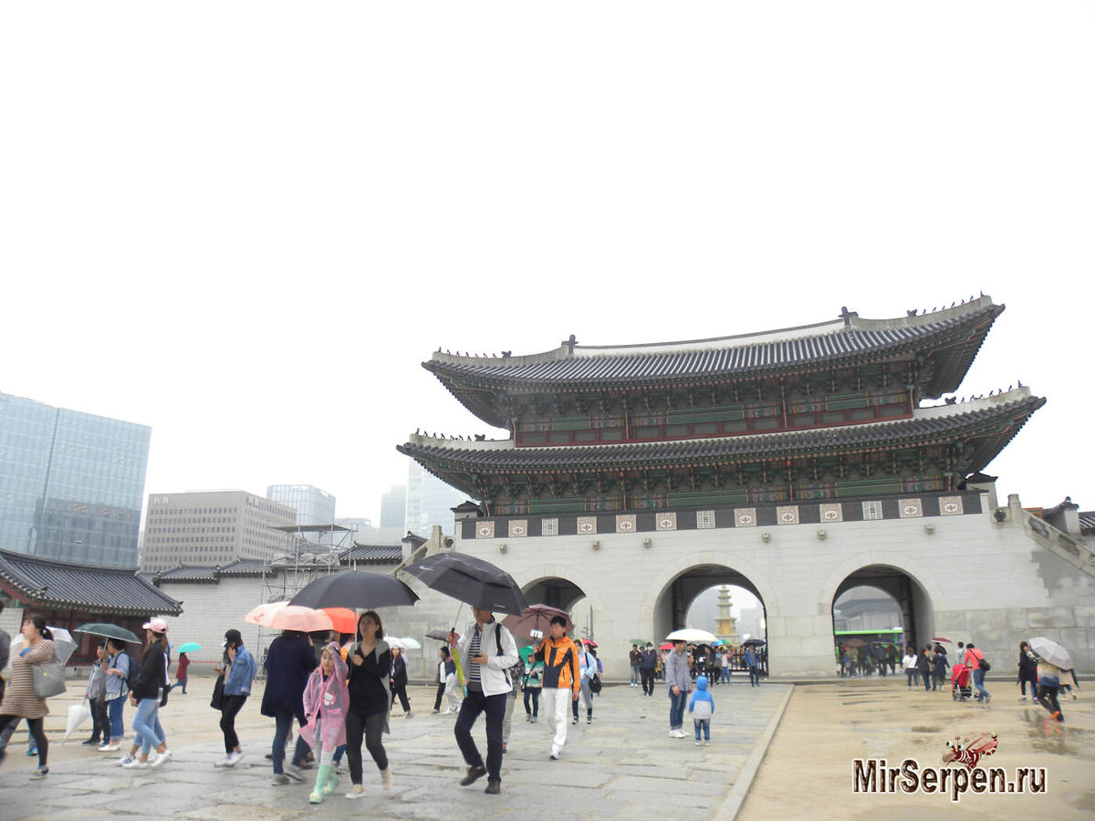 Королевский дворец Gyeongbokgung, Сеул, Южная Корея в выходной день: Достаточно многолюдно, но это нисколько не мешает.
В будни посетителей намного меньше.