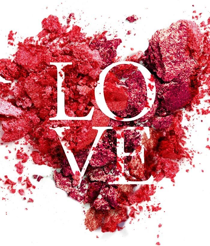 В канун дня святого Валентина косметические компании представляют тематические коллекции косметики. Обычно эти издания лимитированные и имеют праздничное оформление. Я сделала подборку новой косметики, которая стоит упоминания.