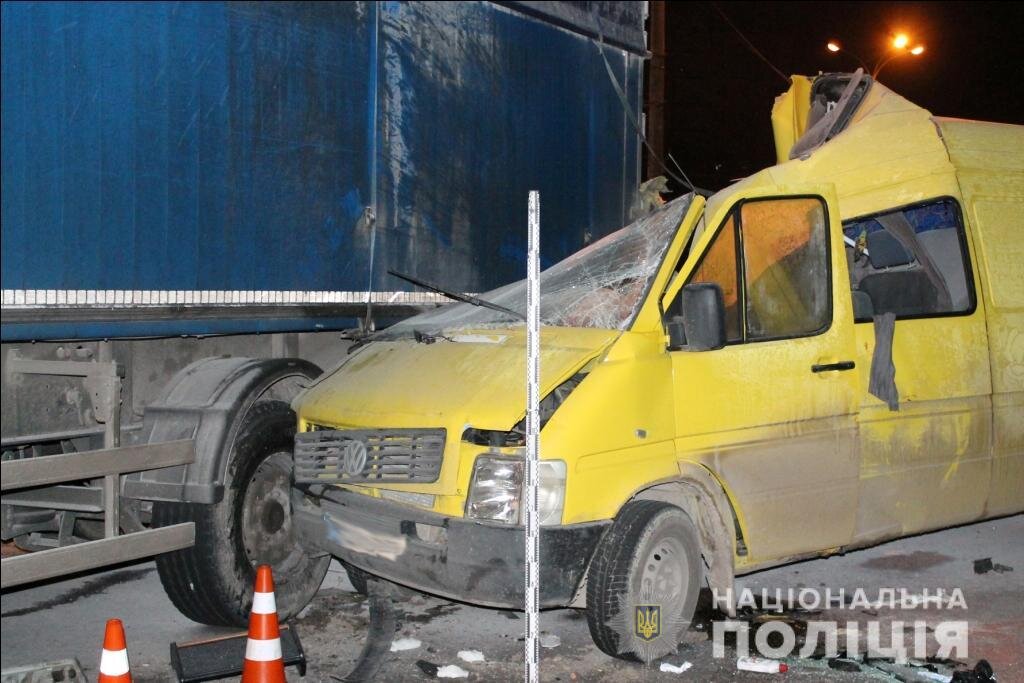 Ще троє — отримали травми. Усі пасажири громадяни Молодови, їхали у Москву.