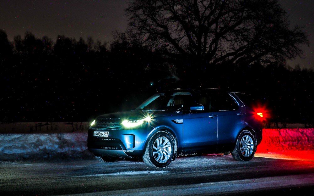 Я задумался, что писать про Land Rover Discovery... По моему его знают все. Это крутая машина, с отличной управляемостью и узнаваемым экстерьером. Ну да,стоит она, как пару-тройку квартир в провинции — об этом и так все знают. Но смотря сколько их на дороге понимаешь, что Россия не такая уж и бедная.


