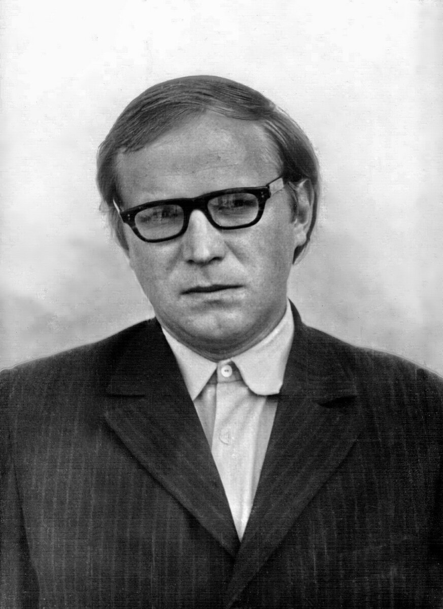 В.А.Стахеев прошёл по служебной лестнице от лаборанта до Старшего научного сотрудника. С 1980 года - зам. директора по науке в Саяно-Шушенском заповеднике - К.б.н., заслуженный эколог России.