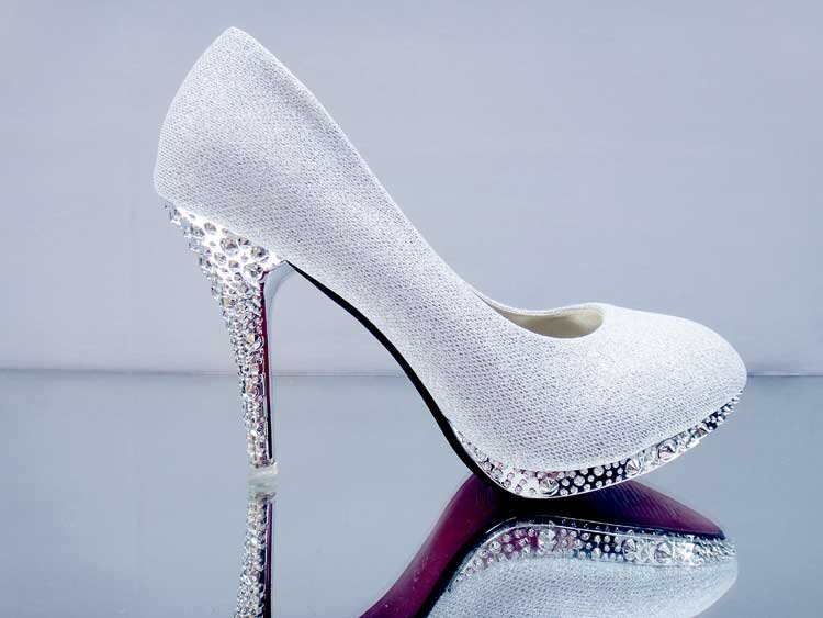 Вы купили обувь, стали носить и тут на обуви стали выявляться дефекты. 

Дефекты могут быть эксплуатационными и производственными (заводскими). Эксплуатационные дефекты могут возникнуть из-за отсутствия должного ухода за обувью (кожаную обувь надо регулярно чистить кремом), из-за несоответствия размера обуви размерам покупателя (обувь меньшего размера), механических повреждений обуви из-за зацепа за арматуру или что-то подобное.