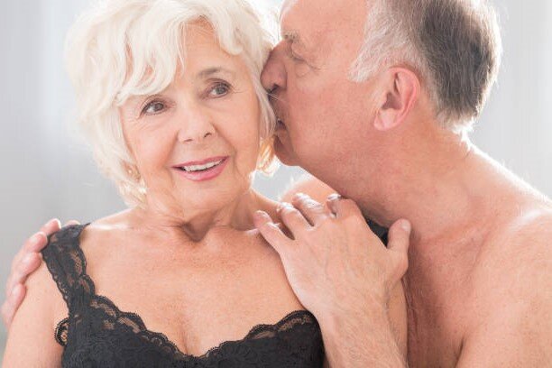 Кардиолог объяснил пользу секса для пожилых людей: Отношения: Забота о себе: венки-на-заказ.рф