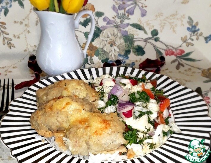 Простой рецепт нежных, сочных, мягких котлет из мяса говядины и курицы с добавлением картофеля, лука, и чеснока. Мне нравится в фарш для котлет добавить крупы и овощи. Булку обычно не добавляю. Если в фарше есть сырой картофель, можно обойтись и без яиц. Приправы в фарш добавляйте по-своему вкусу.