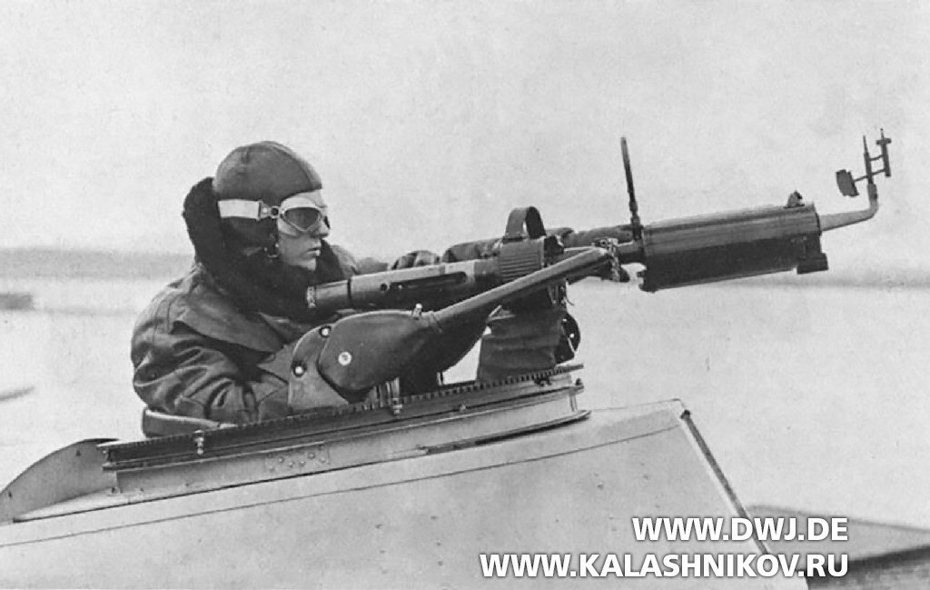  Хвостовой стрелок с пулемётом MG15 в хвостовой части самолёта Focke-Wulf Fw 189. Ранее устанавливавшийся на пулемёт ветроуказатель здесь уже заменён на зенитную кольцевую мушку.