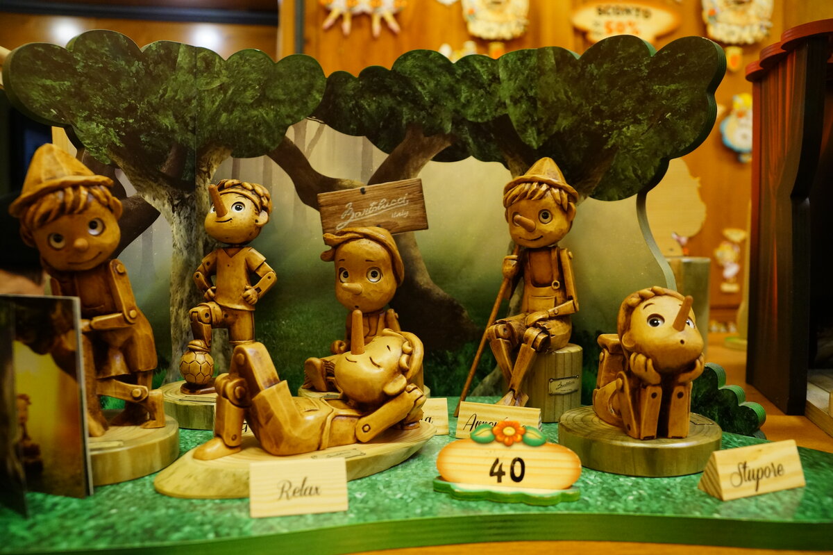 Трудное детство, деревяные игрушки...в Италии.