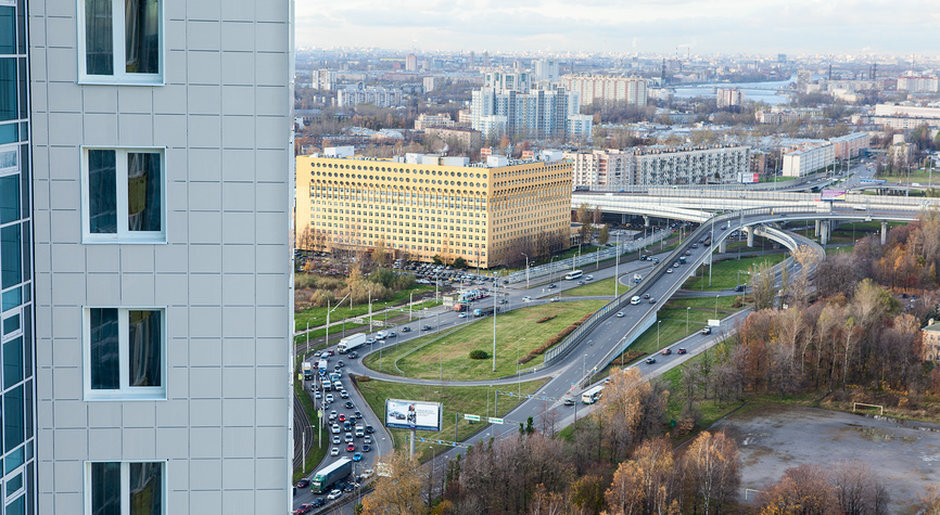 Кроме прочего, некоторые высотные дома вибрируют. Это не ощущается, но влияет на нервную систему.