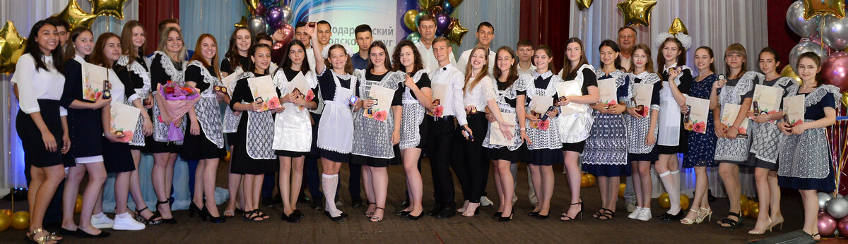 «Золотые» и «серебряные» медалисты общеобразовательных организаций Благодарненского городского округа 2019 года. Фото Евгения ИВАНОВА «БВ»