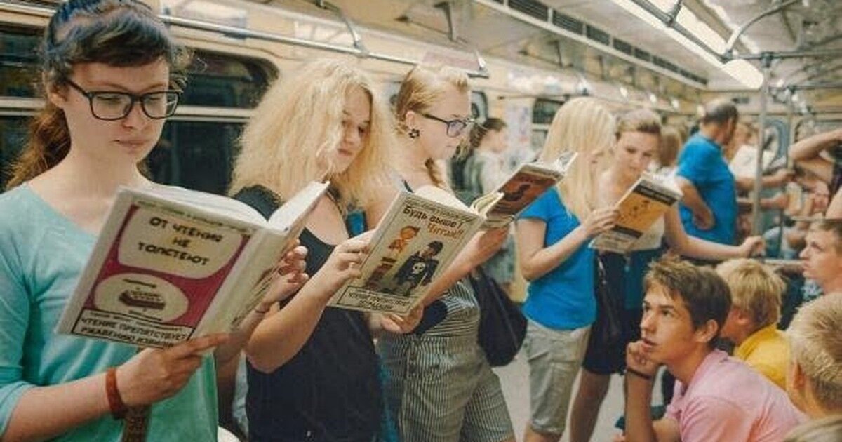 Она читает в метро. Чтение в транспорте. Чтение в метро. Чтение в автобусе. Люди с книгами в метро.