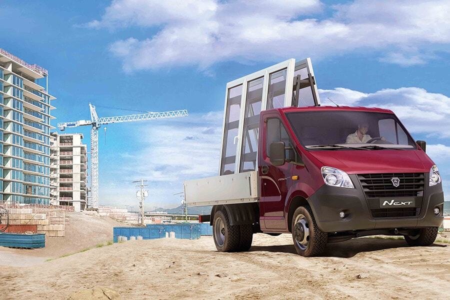 машина с "пирамидой" для доставки окон