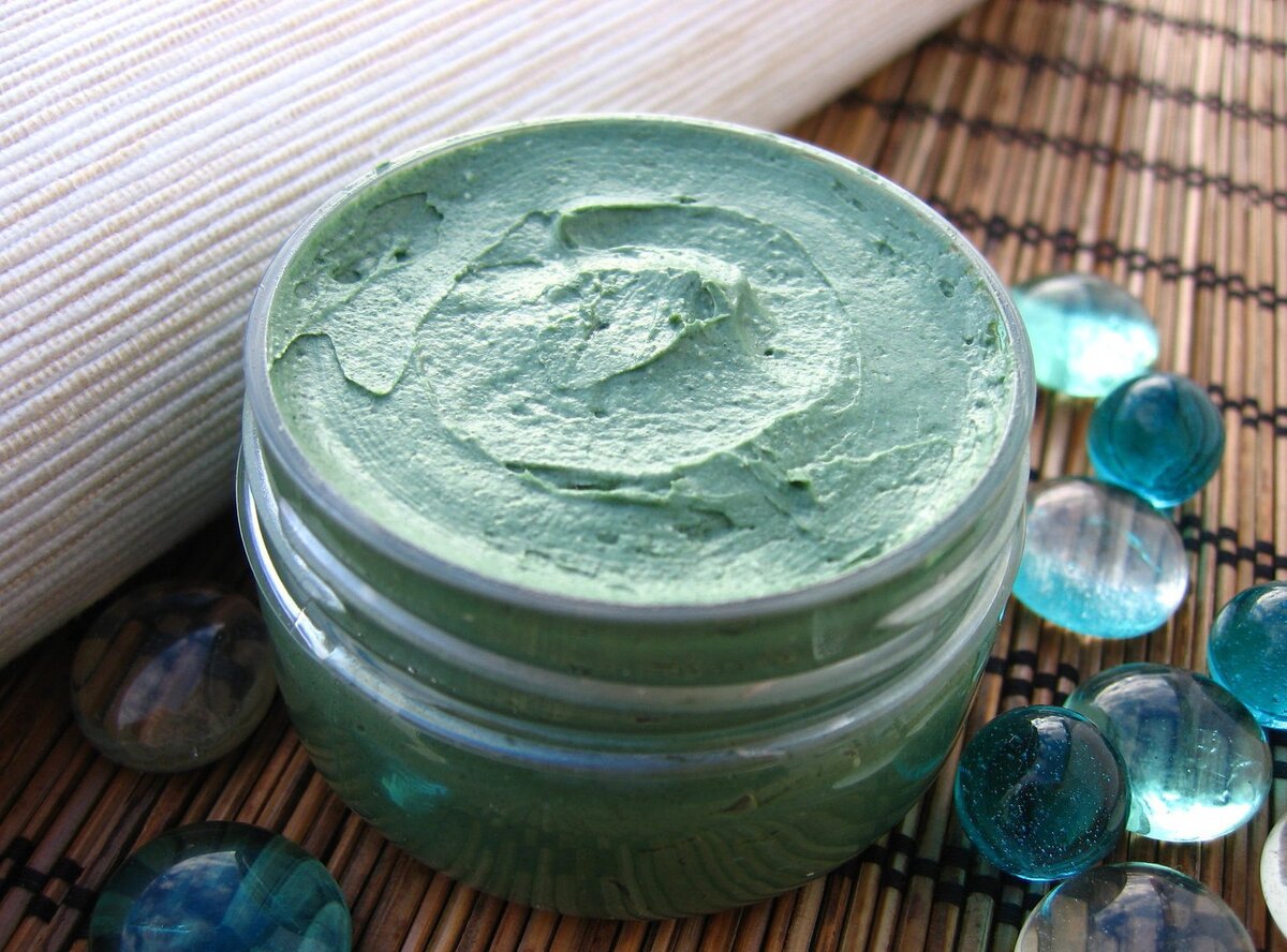 Голубая глина отлично справляется с мелкими морщинками