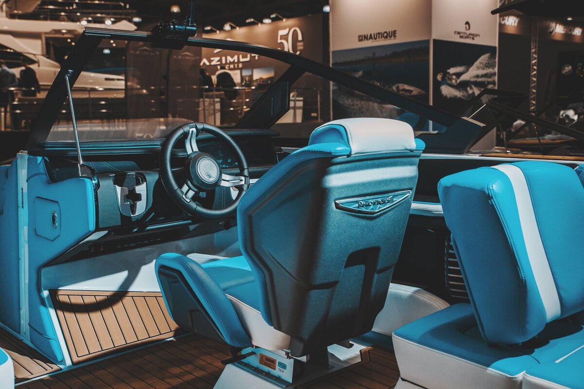 Место пилота катера Nautique G23