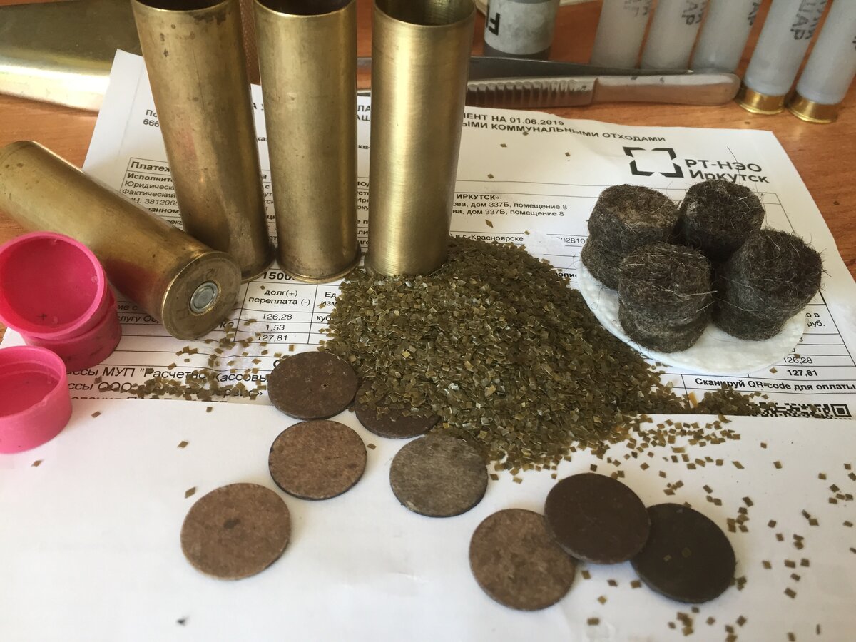 Один из недостатков картона, чрезмерно осаленные войлочные пыжи и промокшие от осалки пороховые. Этого недостатка п/к лишен