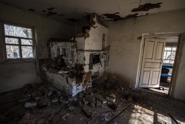 Опустевшие деревни с разбитыми печами в Чернобыле. Украдено всё