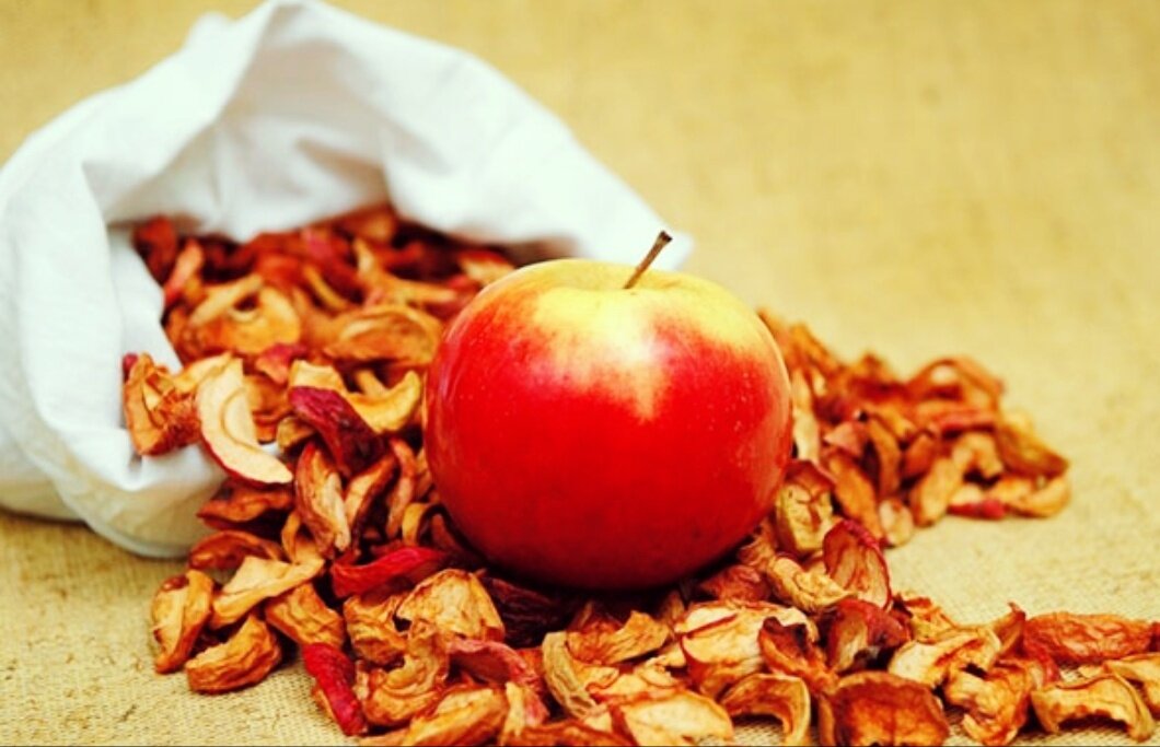 Сушеные яблоки.