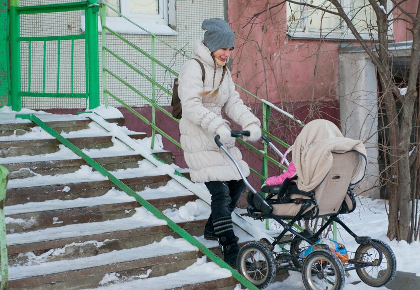 Как спускать коляску с ребенком. Приспособление для детской коляски для подъема по лестнице. Детская коляска и пандус. Детская коляска для лестницы. С коляской по лестнице.