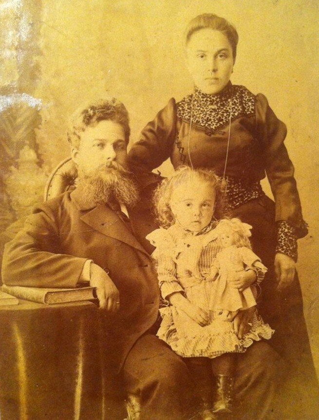 Михаил Поликарпович со своей супругой Анной Михайловной и дочерью Софьей, личное фото