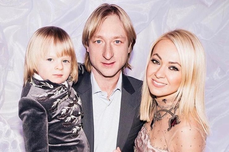 Евгений Плющенко с супругой и сыном