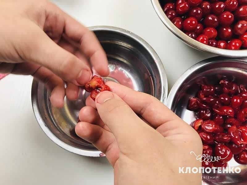 Как правильно мыть черешню. Вишни моют фото. как мыть вишню. как очистить вишню от косточек в домашних условиях быстро. как протереть вишню от косточек через сито.