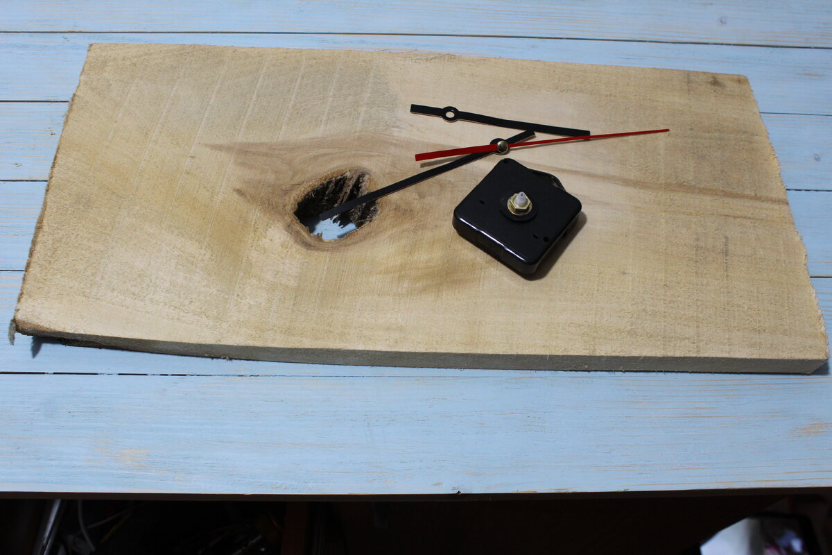 Часовой механизм с Алиэкспресс, стоит в районе сотни.