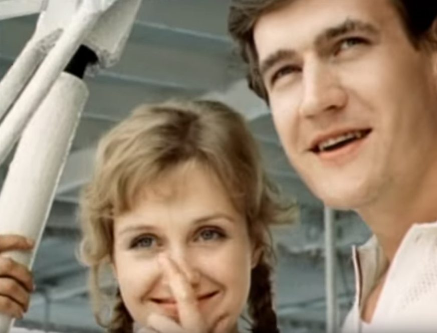 Наташа (Ирина Розанова) и Матвей (Степан Старчиков), кадр из фильма "Алый камень"