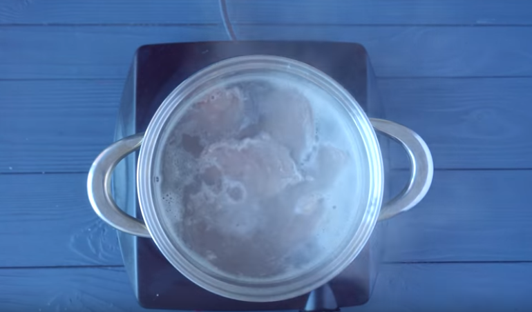 Очень простой в приготовлении и вкусный мясной салат.