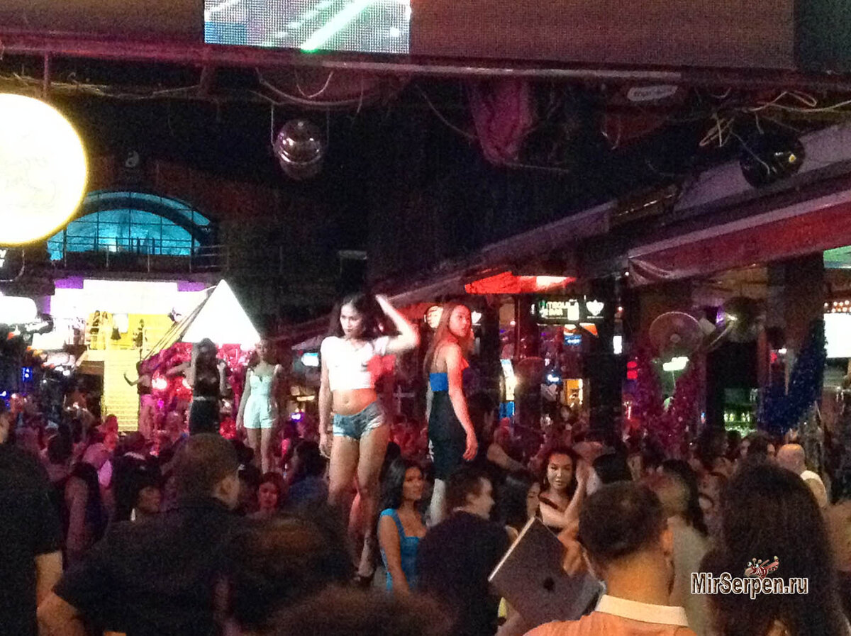 Катои и ледибои в районе Bangla rd на острове Пхукет