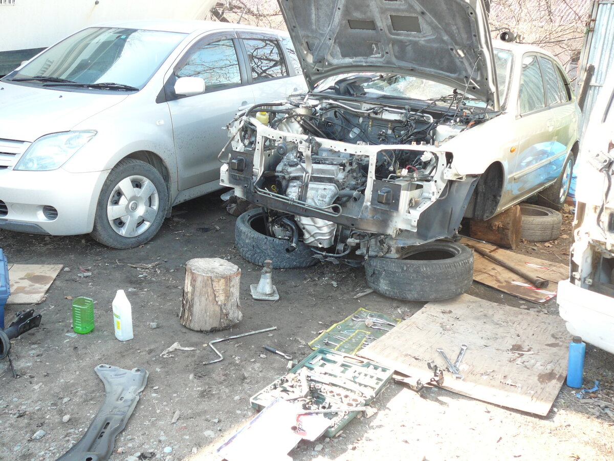 Одна из 2х первых Mazda Familia S-wagon / 323 в европе / Protege в США на обычной автостоянке г.Владивостока планомерно разбиралась после прихода из Японии.