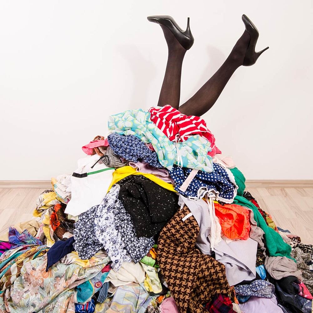 В России ежегодно выбрасывают 14 миллионов тонн одежды, которая будет разлагаться в течение 40 лет. А ведь их большая часть могла бы быть переработана или использована повторно. Любой человек в состоянии продлить срок жизни вещам. Это не сложно, и есть много способов. Часть из них требует лишь небольших усилий. 