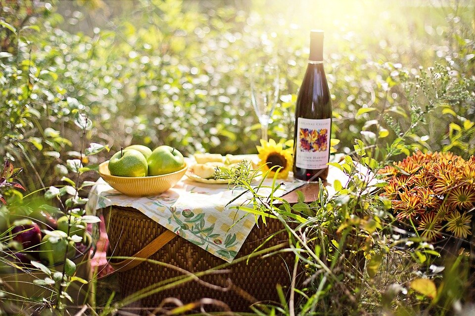 https://pixabay.com/photos/picnic-wine-apples-fall-autumn-3661796/