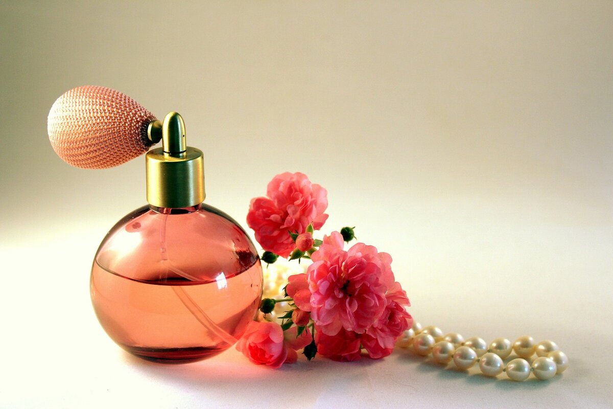 https://pixabay.com/photos/bottle-perfume-roses-fragrance-2812214/