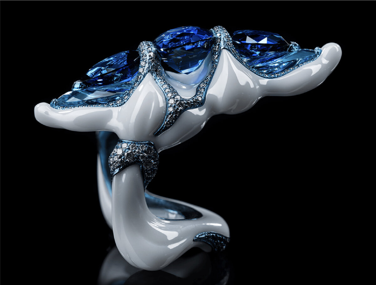 Кольцо "Новое поколение" от Wallace Chan: сапфиры, аквамарины, бриллианты, фарфор, титан. Статьи выходят каждый день (почти) после 18:00 по мск. Источник фото: @wallacechanart